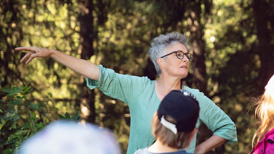 Märchen für Kinder in kunstvoller Umgebung mit Anna Cathomas