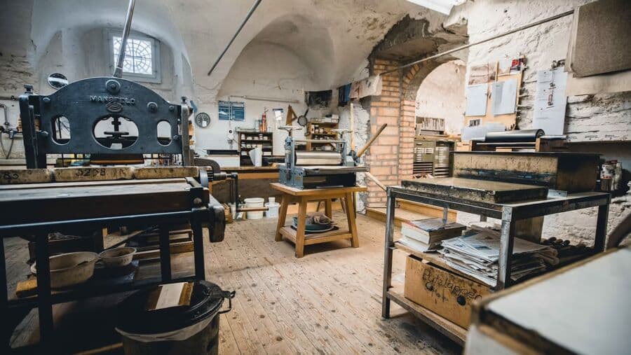 Demonstration des traditionellen Druckgrafik-Handwerks