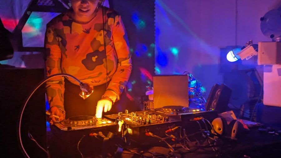 Akuaku - DJ in Moving Bling